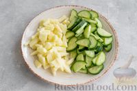Фото приготовления рецепта: Салат с тунцом, огурцами, яблоком и оливками - шаг №4