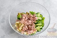 Фото приготовления рецепта: Салат с тунцом, огурцами, яблоком и оливками - шаг №7