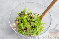 Фото приготовления рецепта: Салат с тунцом, огурцами, яблоком и оливками - шаг №9