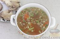 Фото приготовления рецепта: Куриный суп со щавелем, стручковой фасолью и кукурузой - шаг №6
