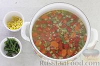 Фото приготовления рецепта: Куриный суп со щавелем, стручковой фасолью и кукурузой - шаг №7