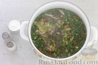 Фото приготовления рецепта: Куриный суп со щавелем, стручковой фасолью и кукурузой - шаг №9