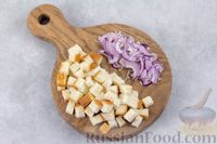 Фото приготовления рецепта: Салат с кукурузой, стручковой фасолью и сухариками - шаг №2