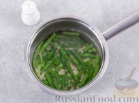 Фото приготовления рецепта: Салат с кукурузой, стручковой фасолью и сухариками - шаг №4