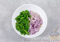 Фото приготовления рецепта: Салат с кукурузой, стручковой фасолью и сухариками - шаг №5