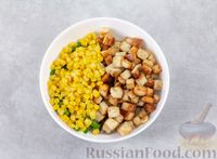 Фото приготовления рецепта: Салат с кукурузой, стручковой фасолью и сухариками - шаг №6
