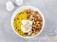 Фото приготовления рецепта: Салат с кукурузой, стручковой фасолью и сухариками - шаг №7