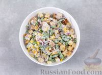 Фото приготовления рецепта: Салат с кукурузой, стручковой фасолью и сухариками - шаг №8