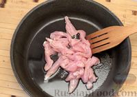 Фото приготовления рецепта: Фунчоза с индейкой, грибами и сладким перцем - шаг №3