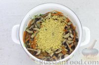 Фото приготовления рецепта: Куриный суп с пшеном, шпинатом и грибами - шаг №7