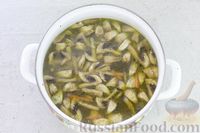 Фото приготовления рецепта: Куриный суп с пшеном, шпинатом и грибами - шаг №8