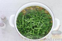 Фото приготовления рецепта: Куриный суп с пшеном, шпинатом и грибами - шаг №10