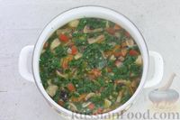 Фото приготовления рецепта: Куриный суп с пшеном, шпинатом и грибами - шаг №11