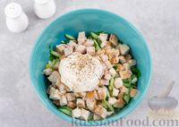 Фото приготовления рецепта: Салат с курицей, огурцами, шпинатом и яйцами - шаг №10