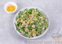 Фото приготовления рецепта: Салат с курицей, огурцами, шпинатом и яйцами - шаг №12