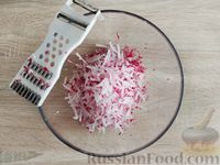 Фото приготовления рецепта: Салат из редиски, колбасы и сыра - шаг №3