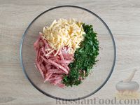 Фото приготовления рецепта: Салат из редиски, колбасы и сыра - шаг №7