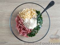 Фото приготовления рецепта: Салат из редиски, колбасы и сыра - шаг №8