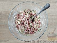 Фото приготовления рецепта: Салат из редиски, колбасы и сыра - шаг №9