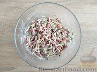 Фото приготовления рецепта: Салат из редиски, колбасы и сыра - шаг №10