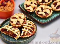 Фото к рецепту: Песочные тарталетки с яблоком, вяленой клюквой, изюмом и пряностями