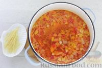 Фото приготовления рецепта: Куриный суп со спагетти, капустой, помидорами и сладким перцем - шаг №7