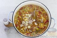Фото приготовления рецепта: Куриный суп со спагетти, капустой, помидорами и сладким перцем - шаг №9