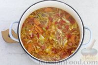 Фото приготовления рецепта: Куриный суп со спагетти, капустой, помидорами и сладким перцем - шаг №10