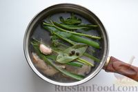 Фото приготовления рецепта: Куриный суп с молодой капустой, помидорами, сладким перцем и шпинатом - шаг №3