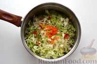 Фото приготовления рецепта: Куриный суп с молодой капустой, помидорами, сладким перцем и шпинатом - шаг №8