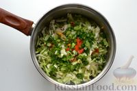 Фото приготовления рецепта: Куриный суп с молодой капустой, помидорами, сладким перцем и шпинатом - шаг №9