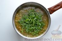 Фото приготовления рецепта: Куриный суп с молодой капустой, помидорами, сладким перцем и шпинатом - шаг №13