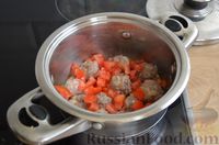 Фото приготовления рецепта: Суп с мясными фрикадельками, кабачками и помидорами - шаг №8
