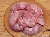 Фото приготовления рецепта: Кролик, тушенный с картофелем и оливками в вине (в духовке) - шаг №2