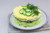 Фото к рецепту: Слоёный салат из молодой капусты, огурцов и яиц