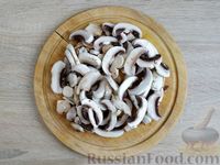 Фото приготовления рецепта: Куриная печень, тушенная с грибами в сметане - шаг №4
