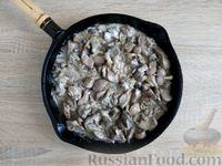 Фото приготовления рецепта: Куриная печень, тушенная с грибами в сметане - шаг №11