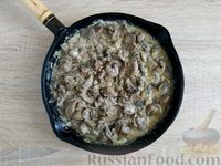 Фото приготовления рецепта: Куриная печень, тушенная с грибами в сметане - шаг №12