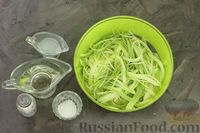 Фото приготовления рецепта: Рыбный салат с шампиньонами, болгарским перцем и маринованными кабачками - шаг №3