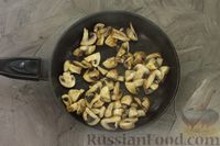 Фото приготовления рецепта: Рыбный салат с шампиньонами, болгарским перцем и маринованными кабачками - шаг №5