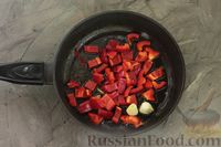 Фото приготовления рецепта: Рыбный салат с шампиньонами, болгарским перцем и маринованными кабачками - шаг №8