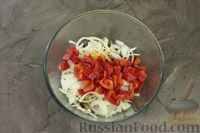 Фото приготовления рецепта: Рыбный салат с шампиньонами, болгарским перцем и маринованными кабачками - шаг №9