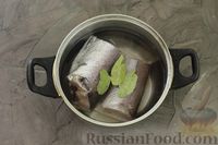 Фото приготовления рецепта: Рыбный салат с шампиньонами, болгарским перцем и маринованными кабачками - шаг №2