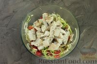Фото приготовления рецепта: Рыбный салат с шампиньонами, болгарским перцем и маринованными кабачками - шаг №11