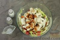 Фото приготовления рецепта: Рыбный салат с шампиньонами, болгарским перцем и маринованными кабачками - шаг №12