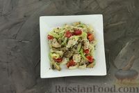 Фото приготовления рецепта: Рыбный салат с шампиньонами, болгарским перцем и маринованными кабачками - шаг №14