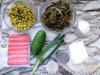 Фото приготовления рецепта: Салат с крабовыми палочками, морской капустой, плавленым сыром, зелёным горошком и огурцом - шаг №1