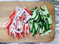 Фото приготовления рецепта: Салат с крабовыми палочками, морской капустой, плавленым сыром, зелёным горошком и огурцом - шаг №2