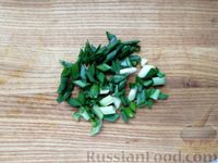 Фото приготовления рецепта: Салат с крабовыми палочками, морской капустой, плавленым сыром, зелёным горошком и огурцом - шаг №4