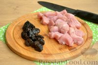 Фото приготовления рецепта: Булгур с индейкой, овощами и черносливом (на сковороде) - шаг №2